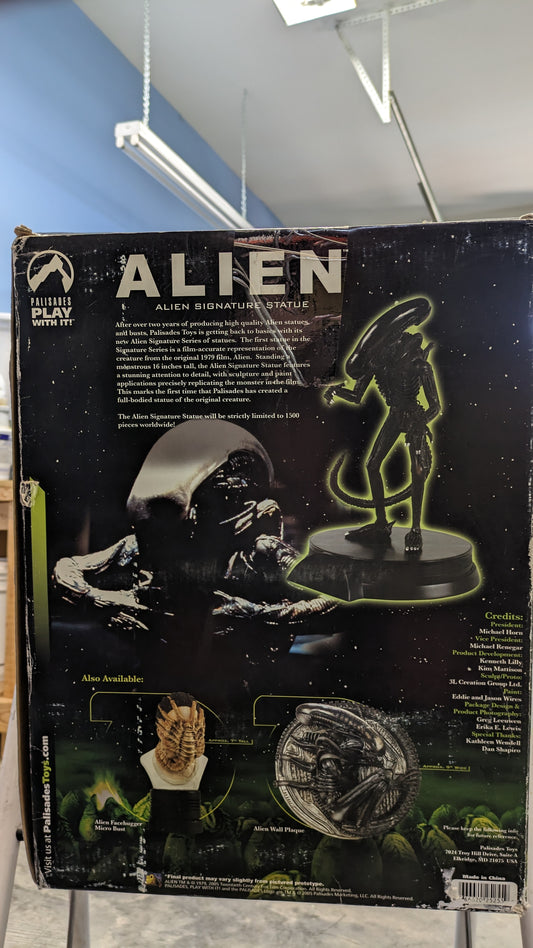 Alien Signature Statue by Palisades Toys