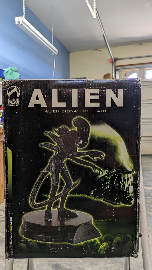 Alien Signature Statue by Palisades Toys